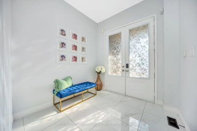 336 Elyse Court • Aurora, ON photo 3