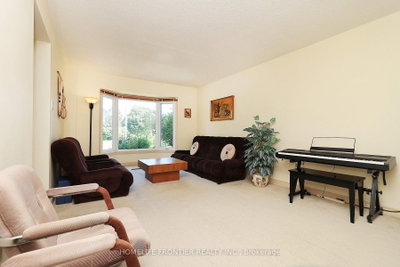 48 Ashfield Drive • Richmond Hill, ON photo 3