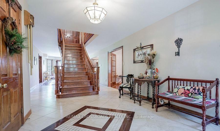 18 E Hill Top Trail • Whitchurch-Stouffville, ON photo 13