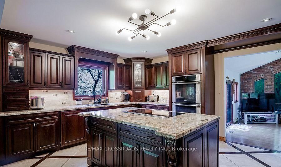 18 E Hill Top Trail • Whitchurch-Stouffville, ON photo 16