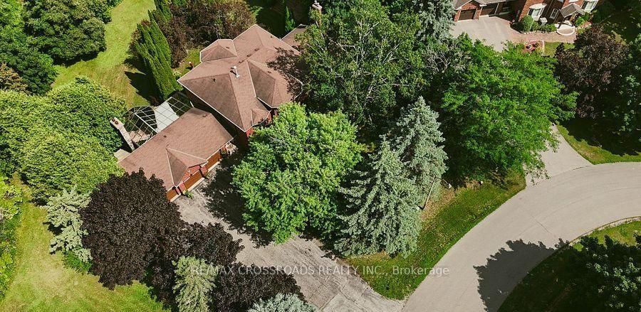 18 E Hill Top Trail • Whitchurch-Stouffville, ON photo 9