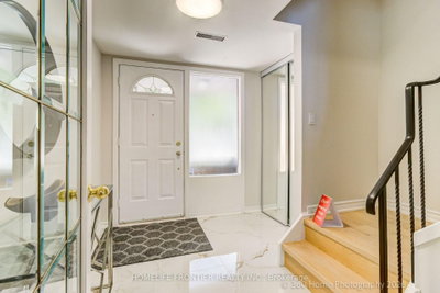 92 W Poplar Crescent • Aurora, ON photo 3
