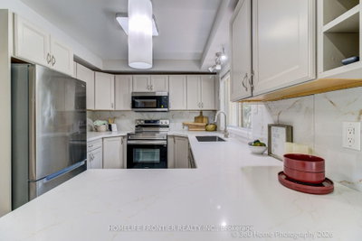 92 W Poplar Crescent • Aurora, ON photo 7