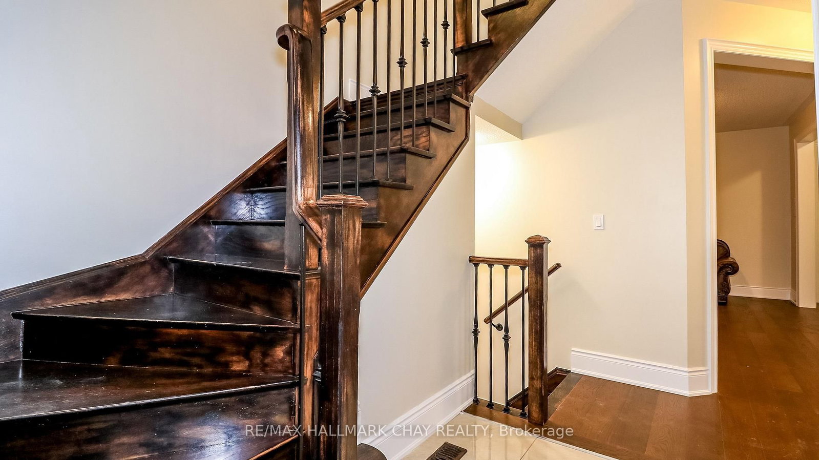 142 Gold Park Gate • Essa, ON photo 6