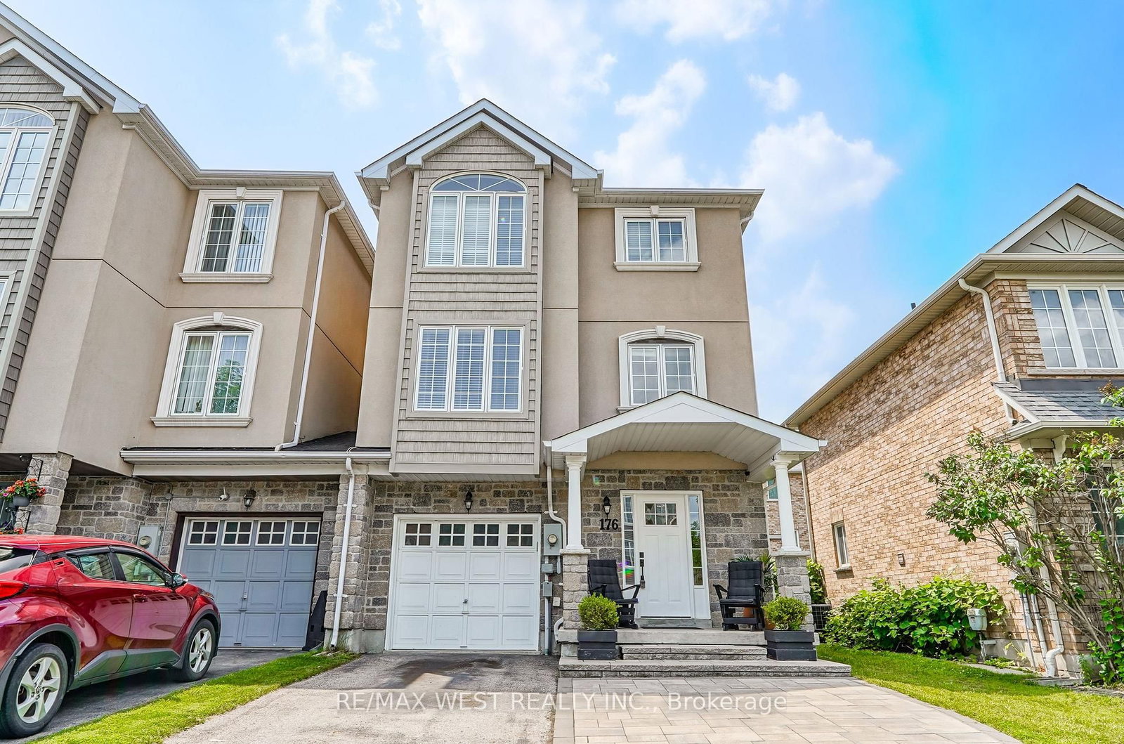 176 Gail Parks Crescent • Newmarket, ON photo 1