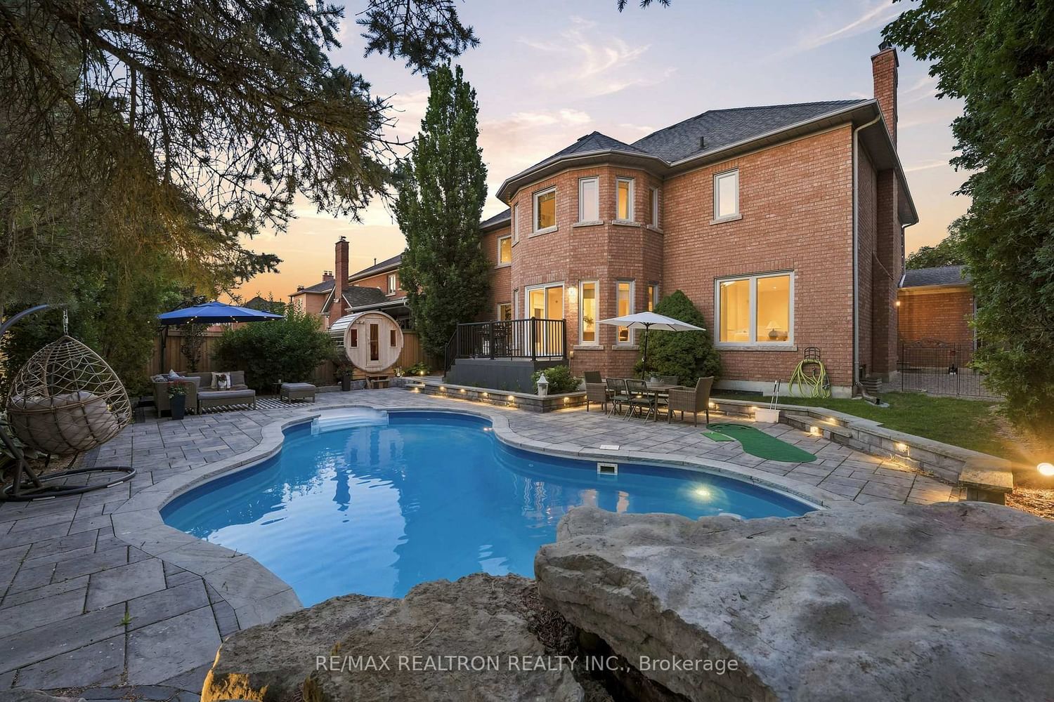 653 Exceller Circle • Newmarket, ON photo 2