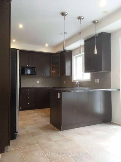 28 Upper Duke Crescent • Markham, ON photo 8