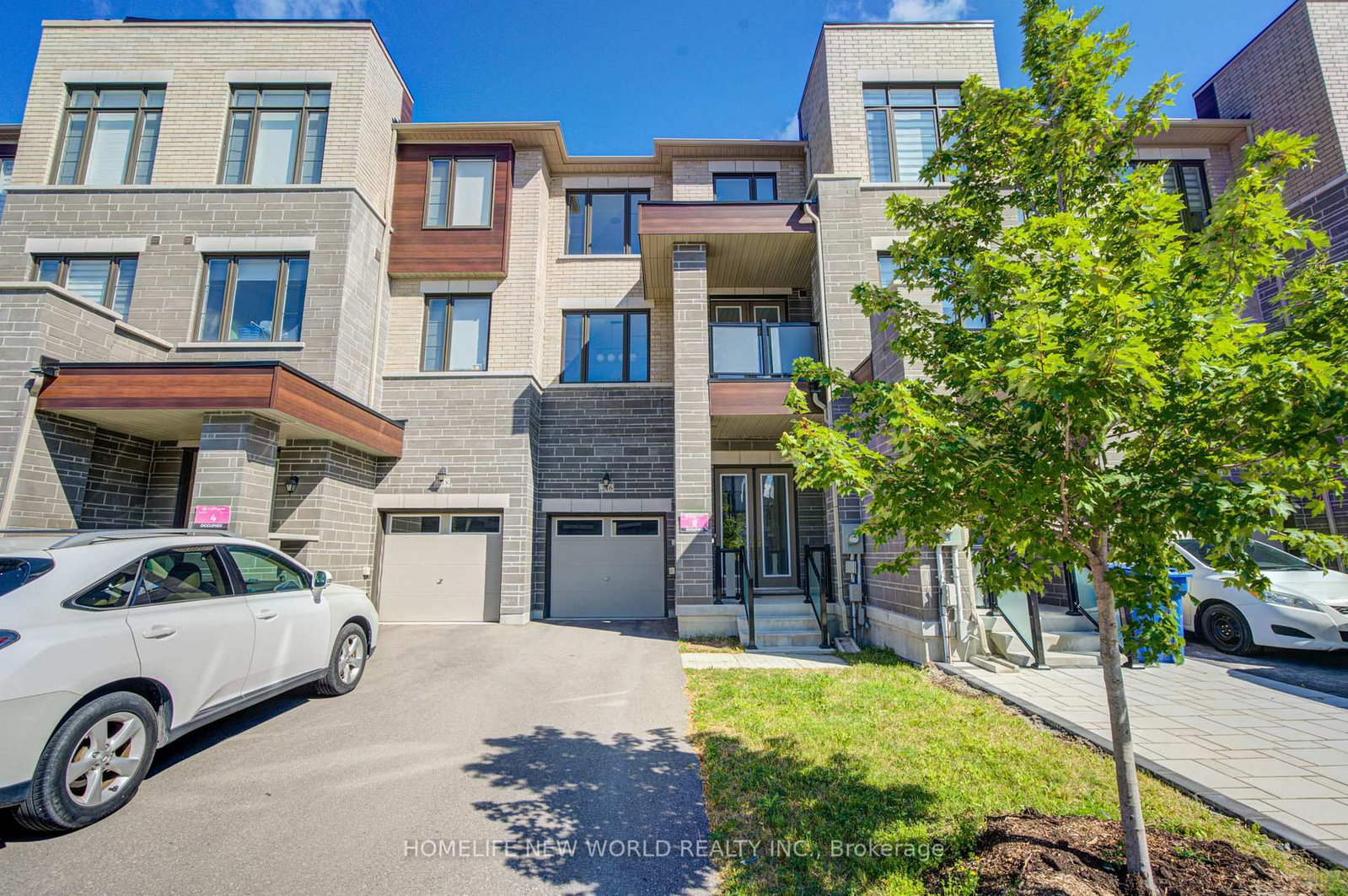 216 Vermont Avenue • Newmarket, ON photo 2