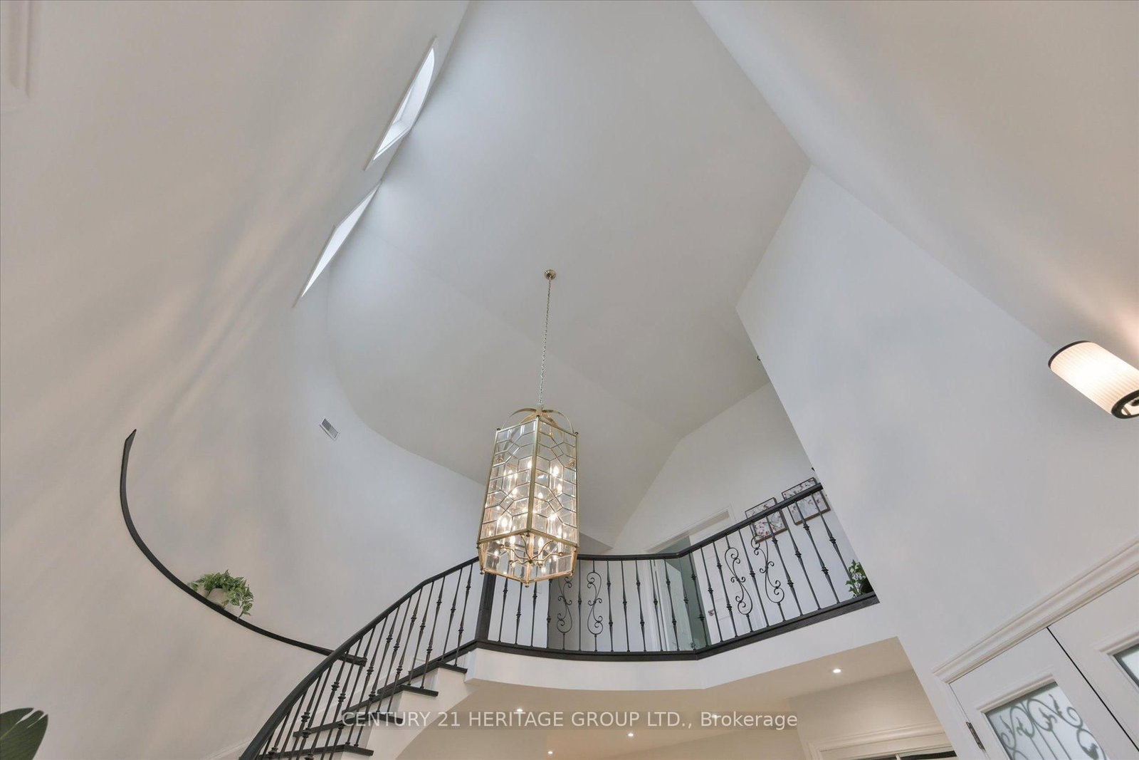 22 Tannery Court • Richmond Hill, ON photo 5