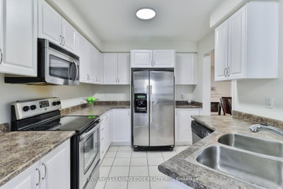 15 Robertdale Court • Whitchurch-Stouffville, ON photo 8
