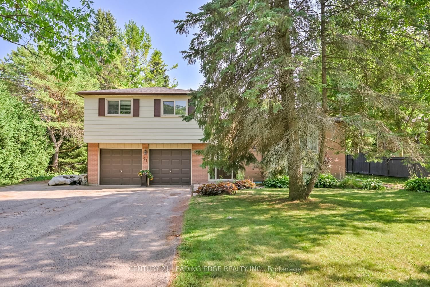 21 Jonathan Street • Uxbridge, ON photo 2