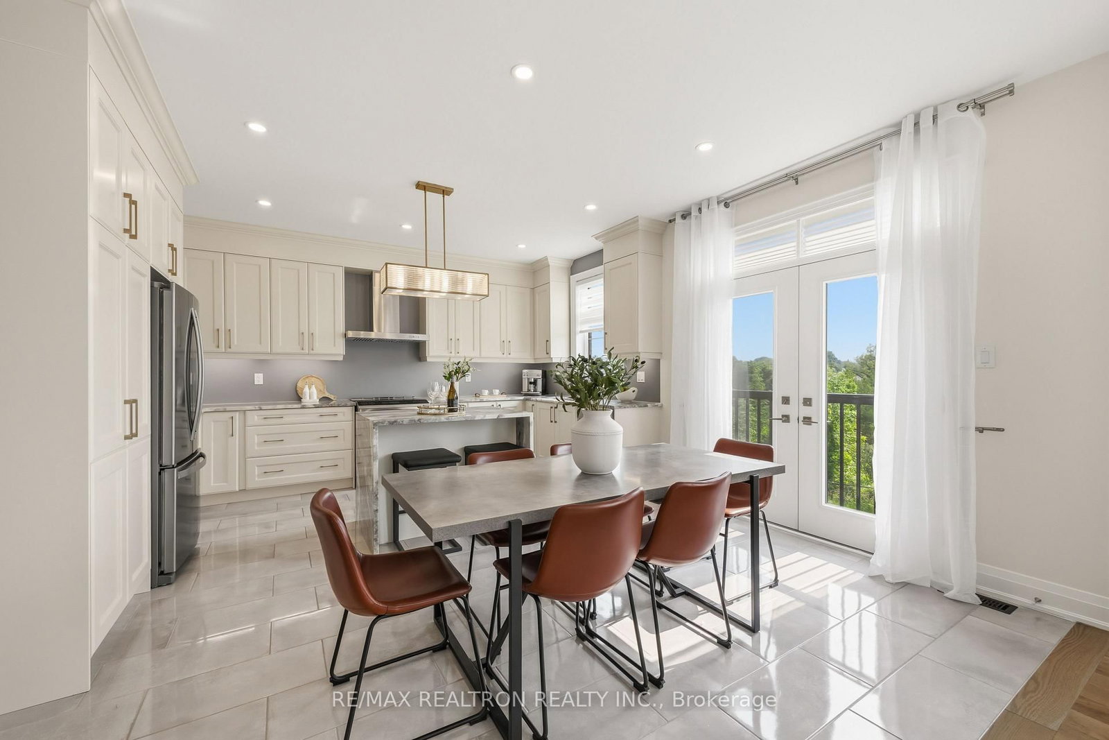 22 Upbound Court • East Gwillimbury, ON photo 7