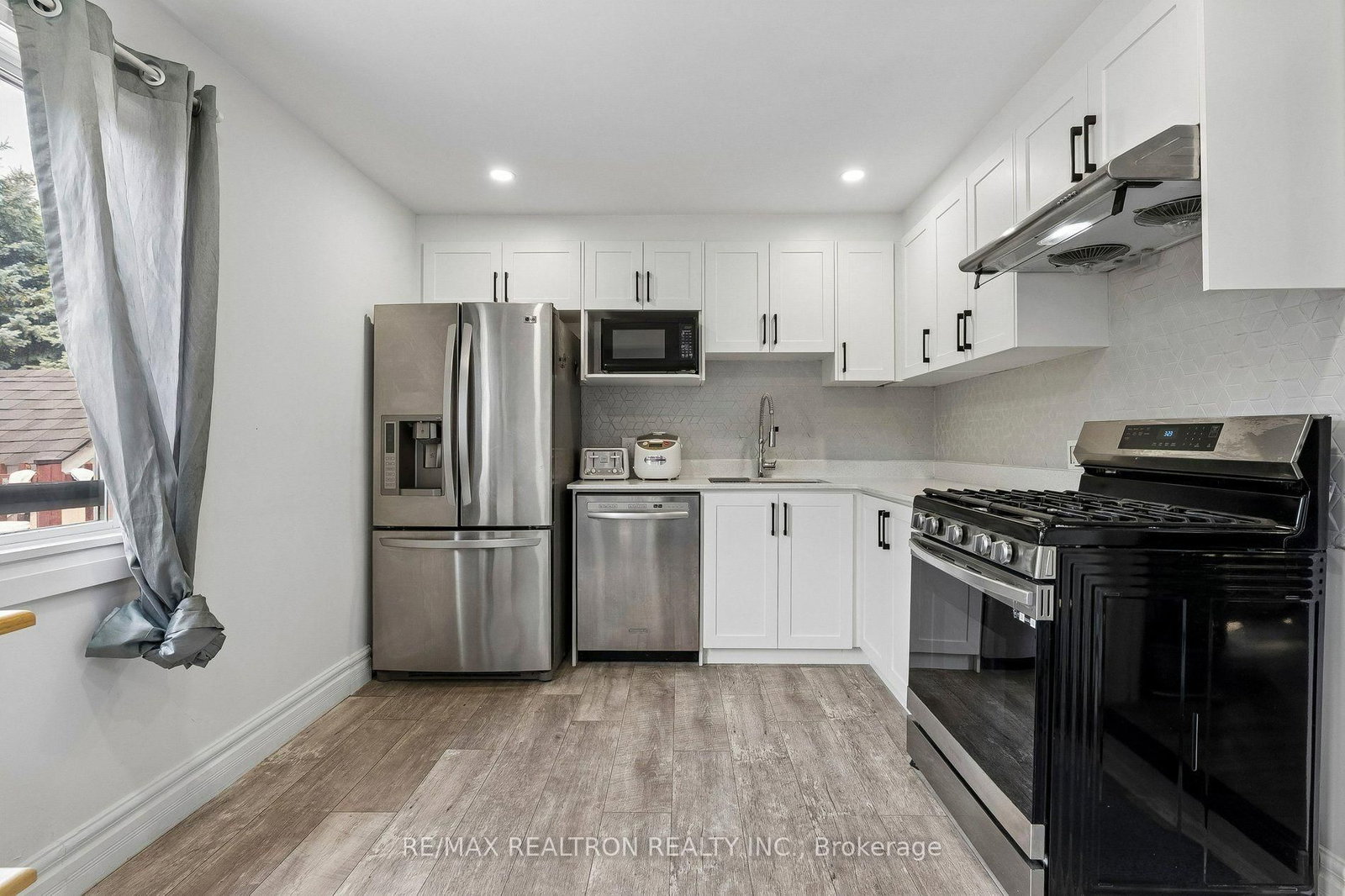 28 Machell Avenue • Aurora, ON photo 10