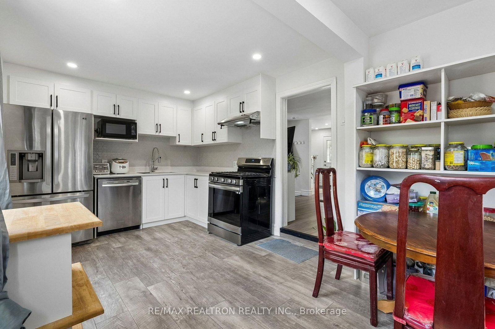 28 Machell Avenue • Aurora, ON photo 15