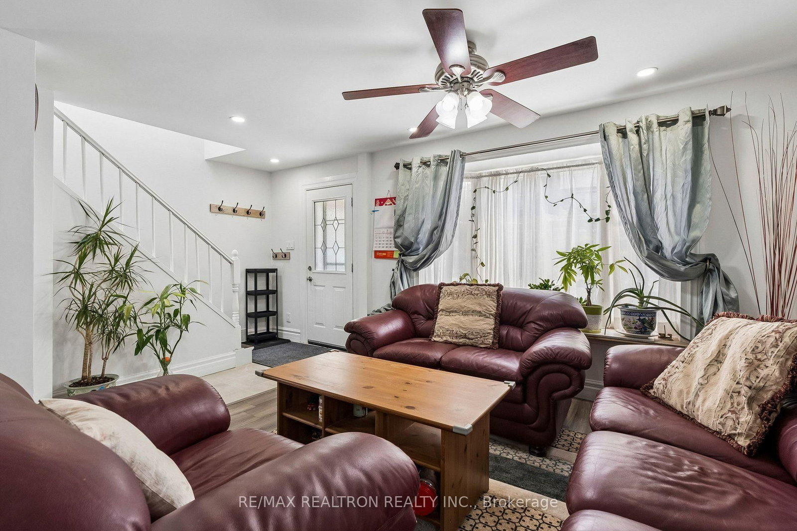 28 Machell Avenue • Aurora, ON photo 3