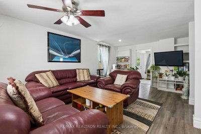 28 Machell Avenue • Aurora, ON photo 4