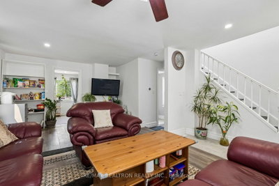 28 Machell Avenue • Aurora, ON photo 5