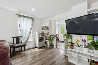 28 Machell Avenue • Aurora, ON photo 8