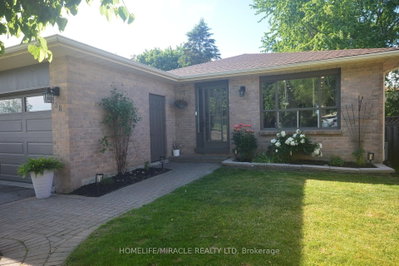 30 Northgate Drive • Bradford West Gwillimbury, ON photo 2