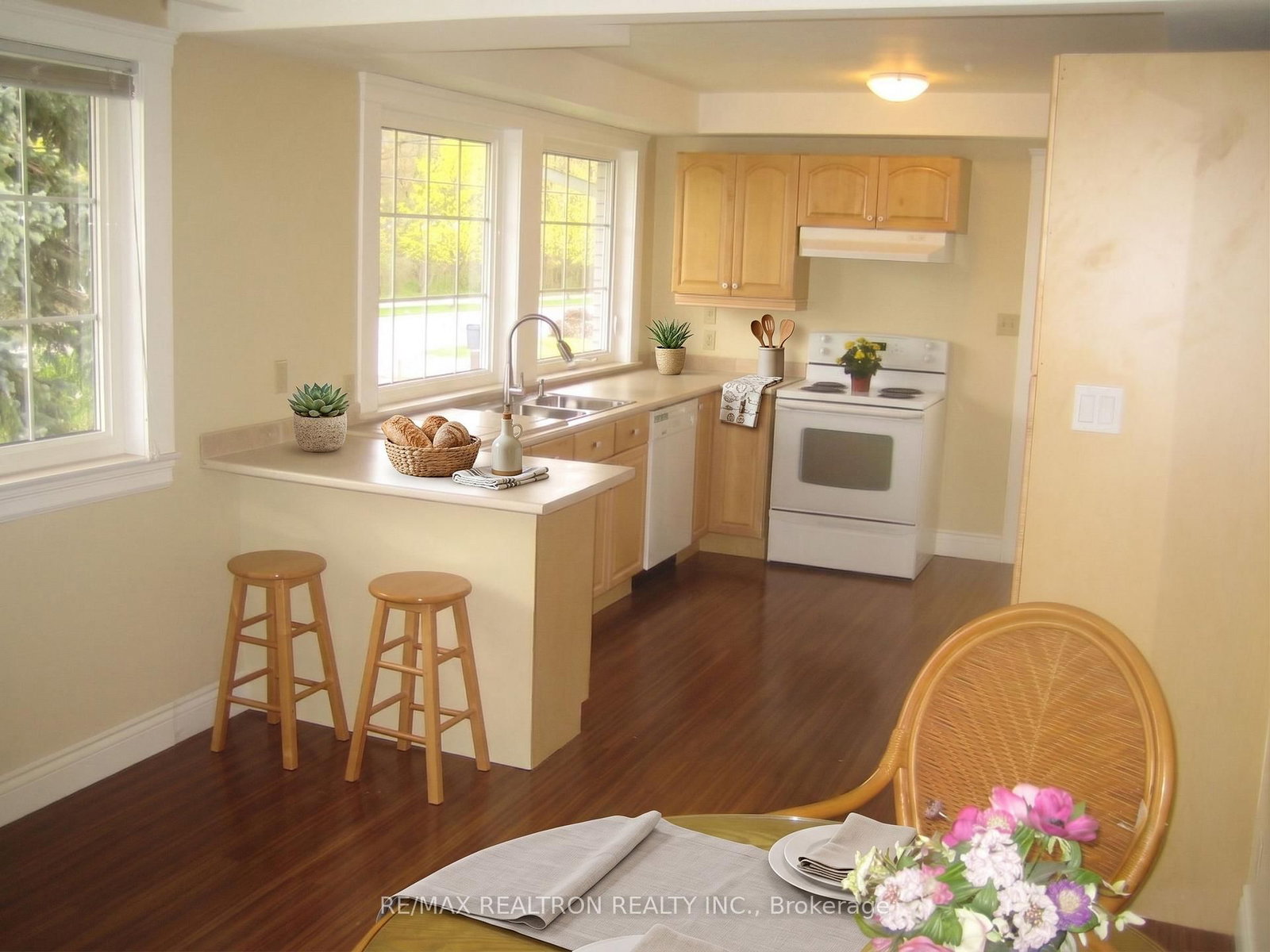 166 WELDRICK Road • Richmond Hill, ON photo 4