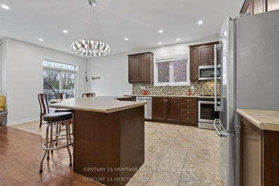 136 Riveredge Drive • Georgina, ON photo 9