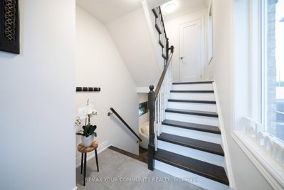 40 Tania Crescent • Vaughan, ON photo 2