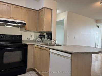 Unit 801 — 23 Oneida Crescent — photo 3