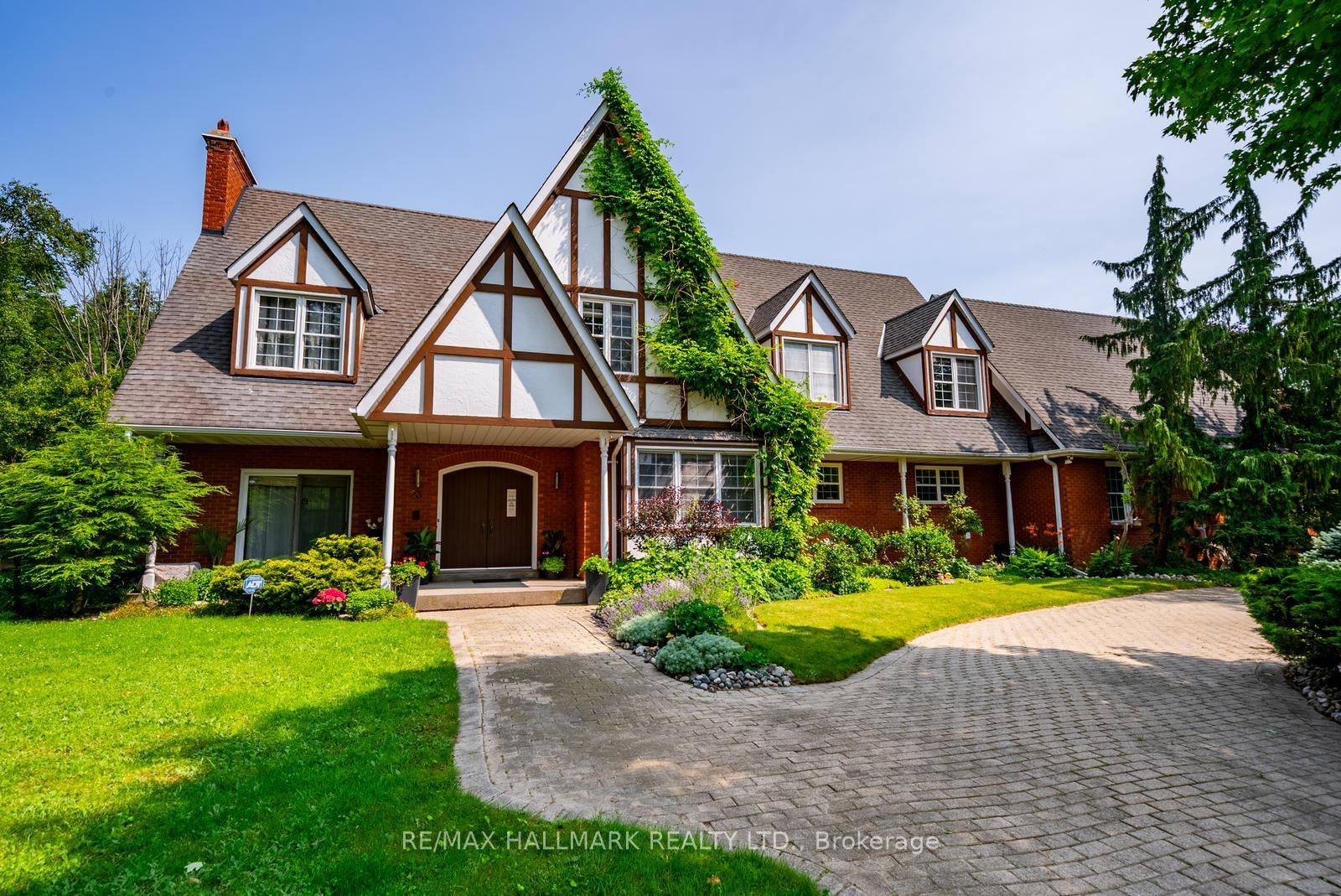 23 Forfardale Road • Whitchurch-Stouffville, ON photo 1