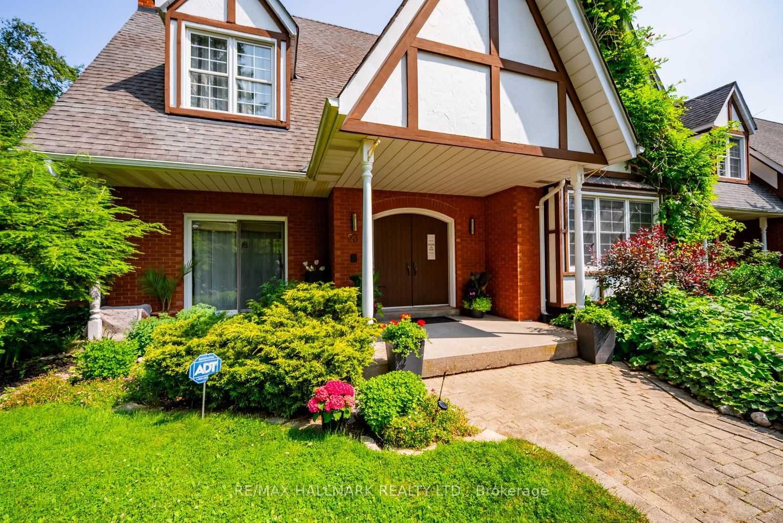 23 Forfardale Road • Whitchurch-Stouffville, ON photo 3