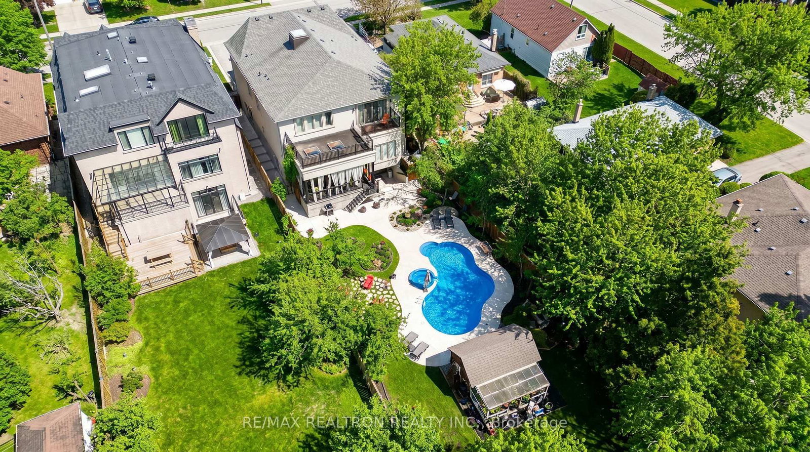 374 Elmwood Avenue • Richmond Hill, ON photo 3