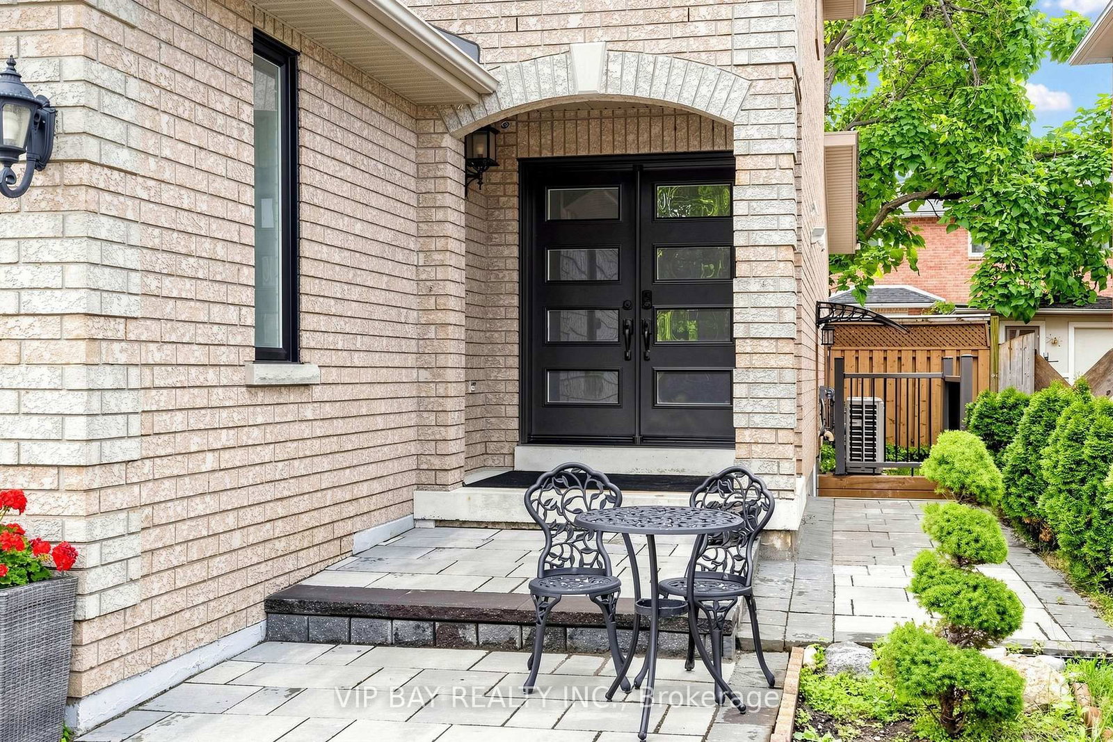 77 Amberview Drive • Georgina, ON photo 3