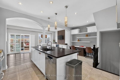 23 Donald Buttress Boulevard W — photo 5