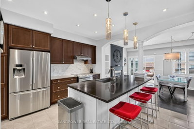 23 Donald Buttress Boulevard W — photo 6