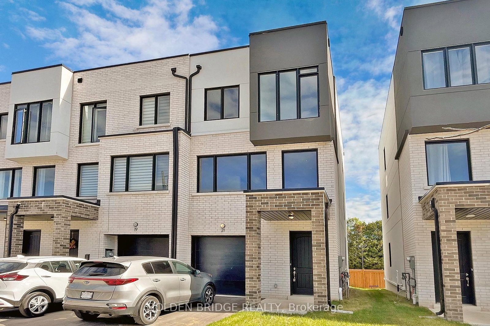 21 Persica Street • Richmond Hill, ON photo 2