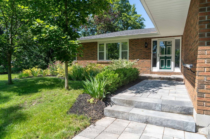 94 Laidlaw Street N