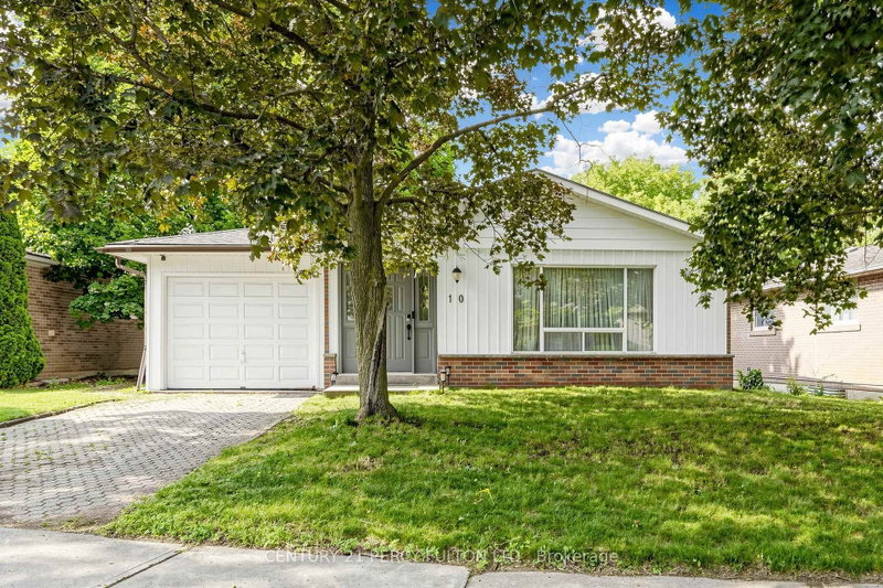 10 Devins Drive, Aurora
