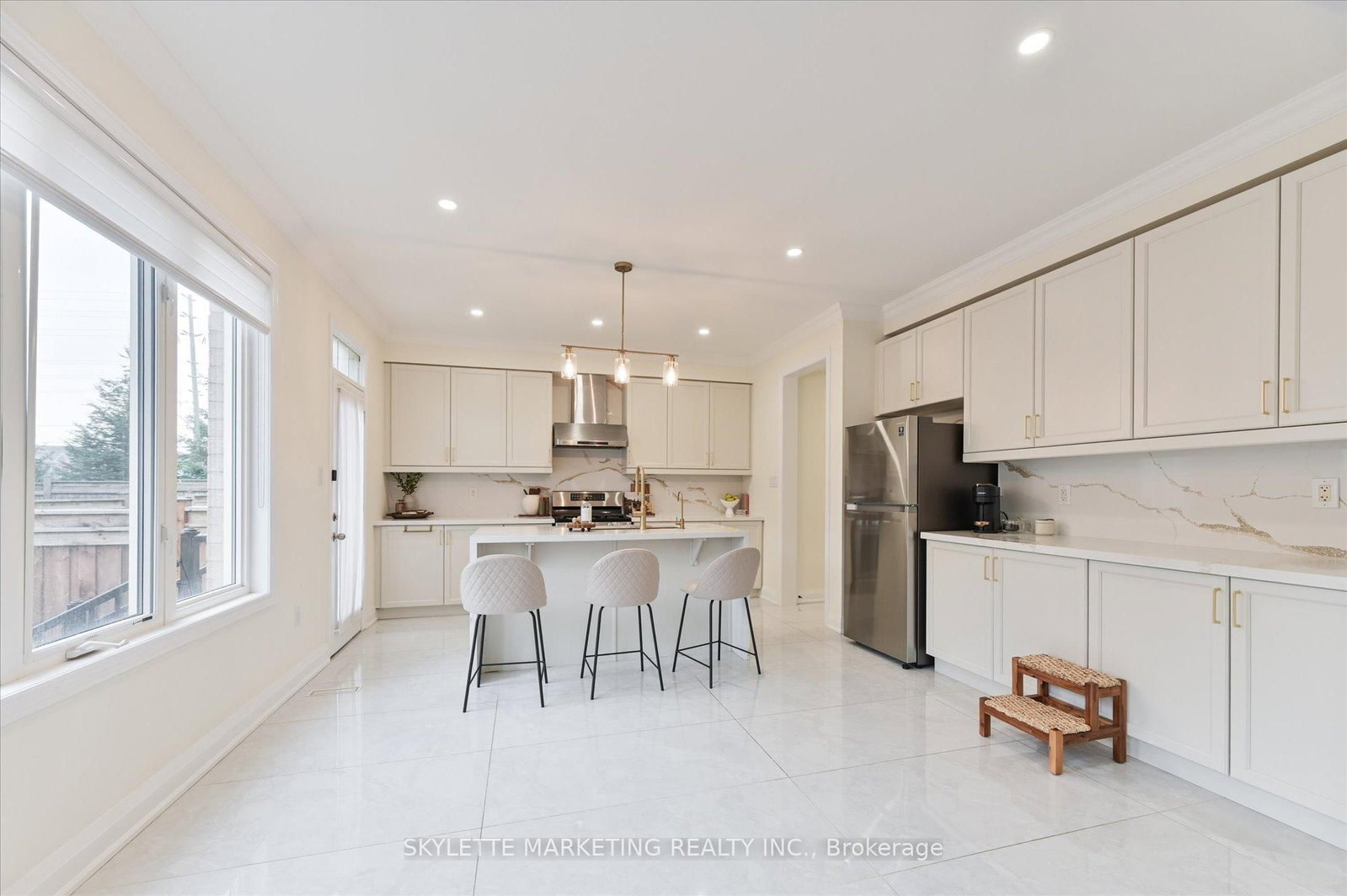 38 Russell Parker Crescent • Aurora, ON photo 13
