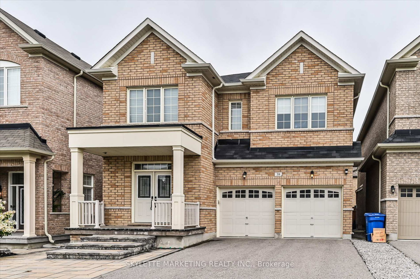38 Russell Parker Crescent • Aurora, ON photo 2