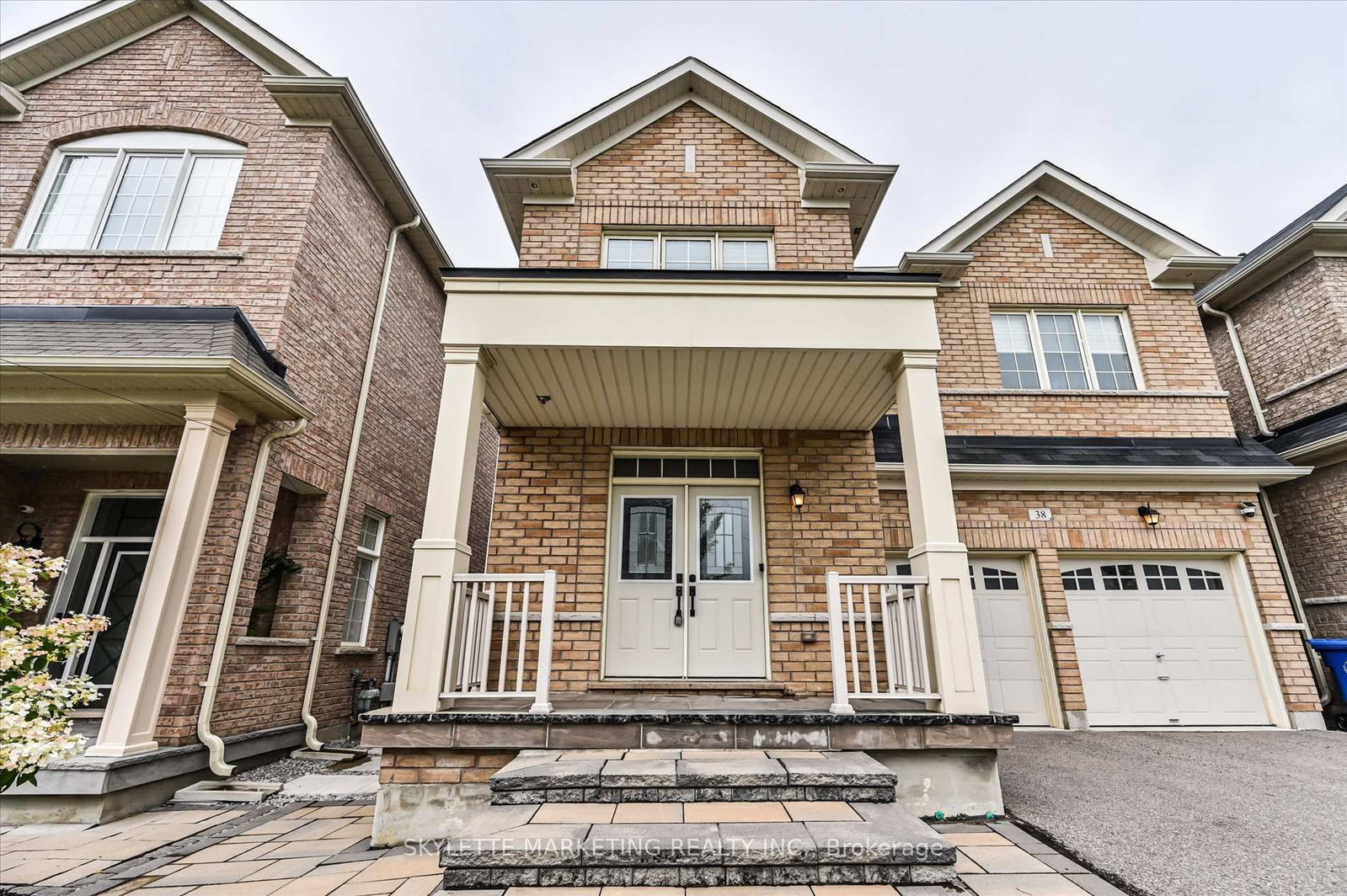 38 Russell Parker Crescent • Aurora, ON photo 4