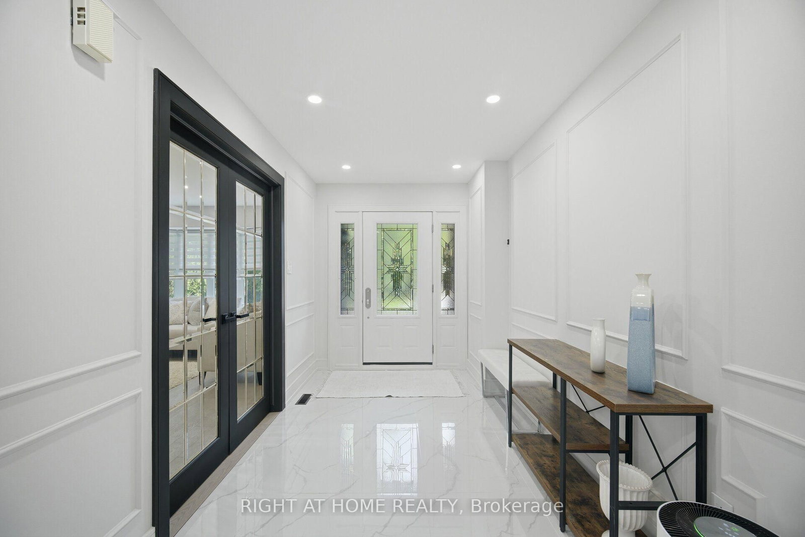 4 Simmons Crescent • Aurora, ON photo 3