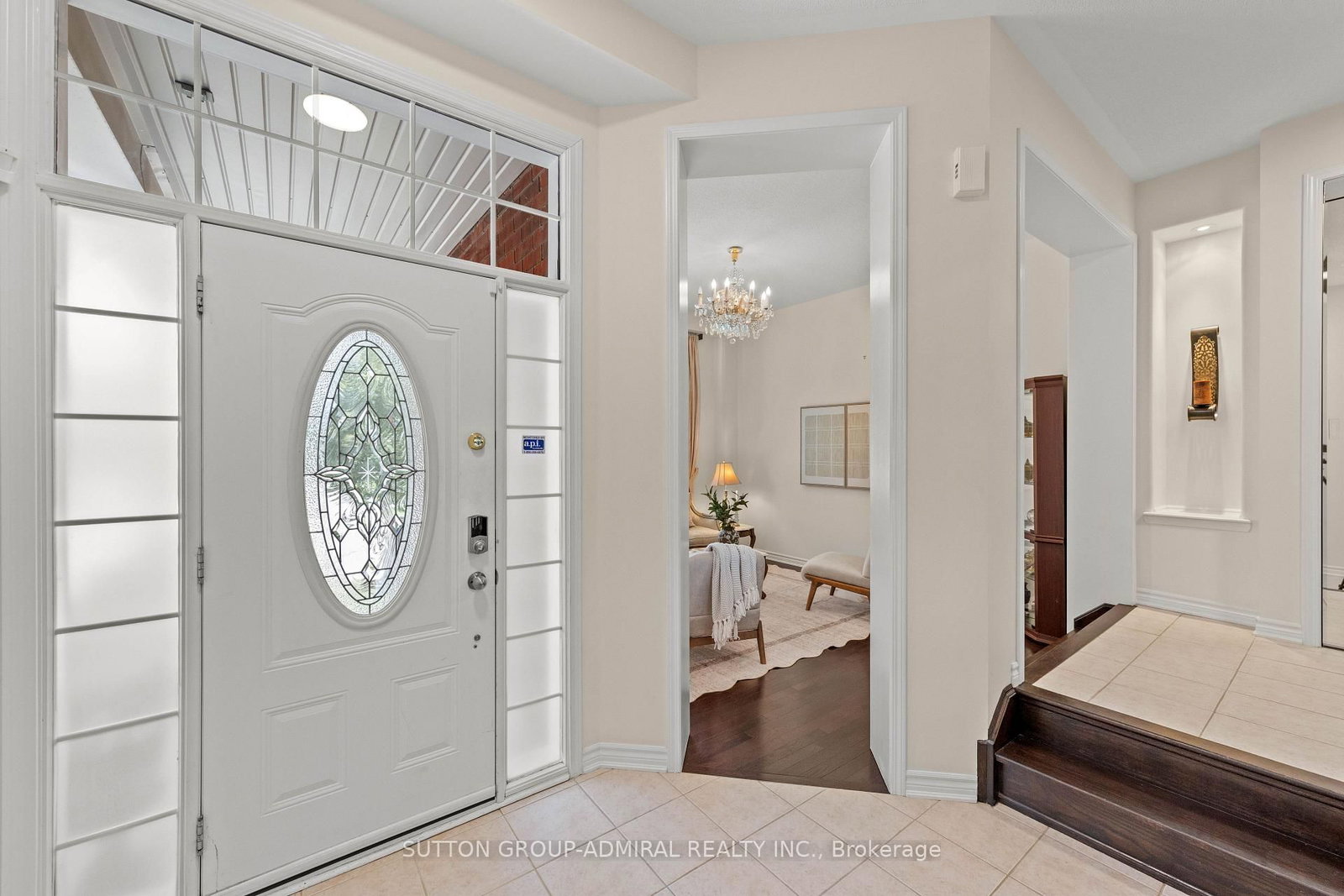 323 Cheryl Mews Boulevard • Newmarket, ON photo 3