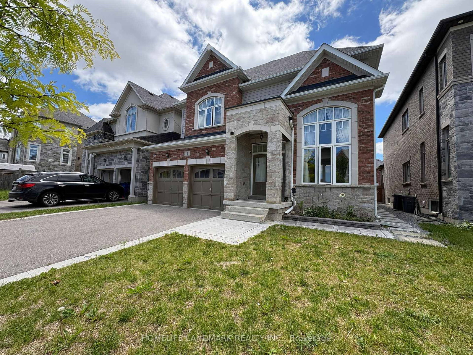 4 John Weddell Avenue • East Gwillimbury, ON photo 2