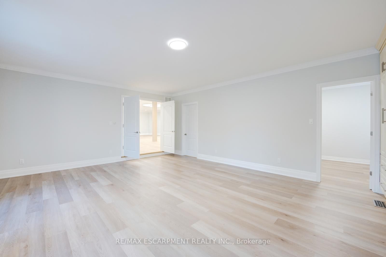 8 Ridgewood Drive • Richmond Hill, ON photo 11