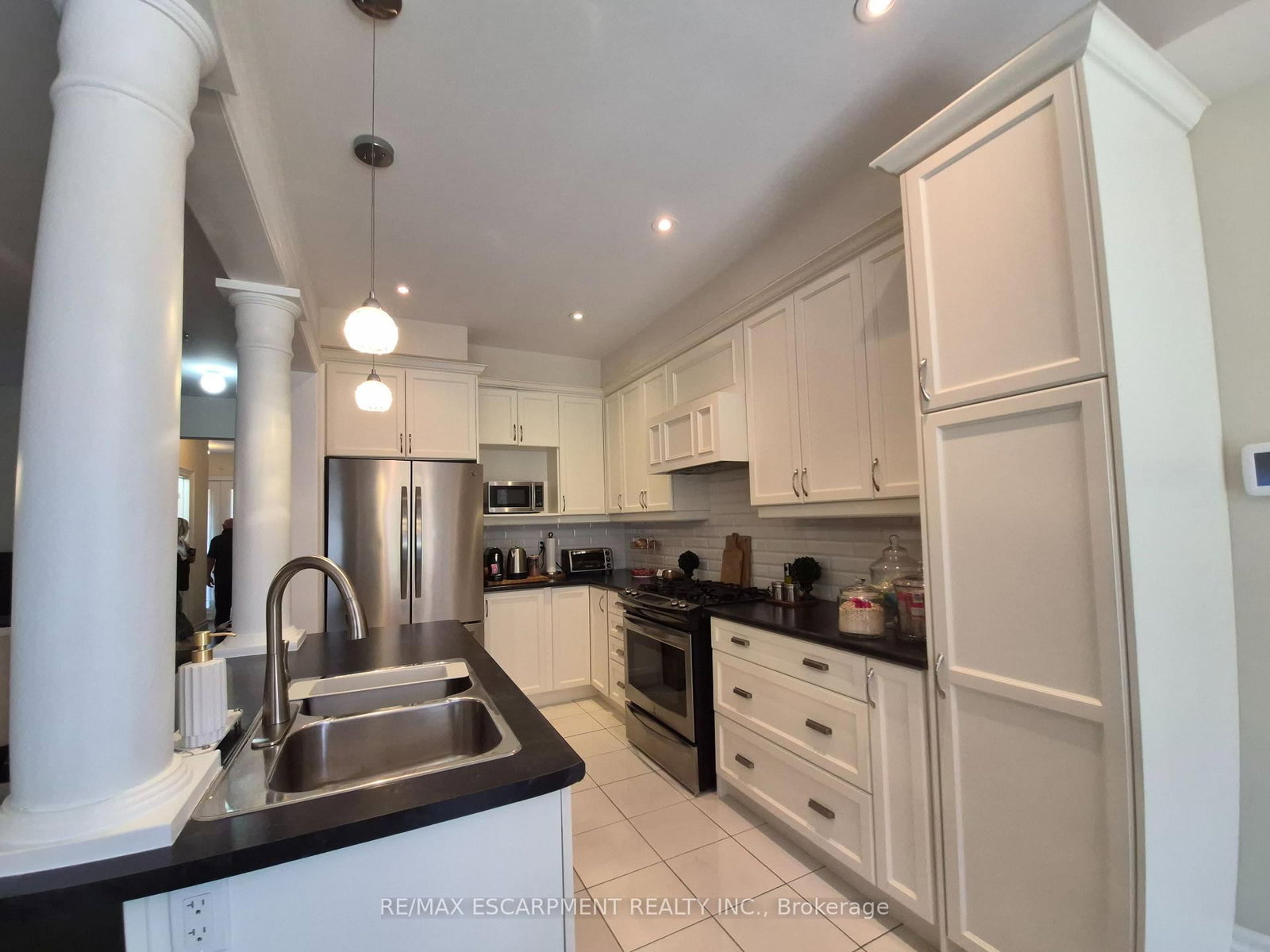 610 Sweetwater Crescent • Newmarket, ON photo 8
