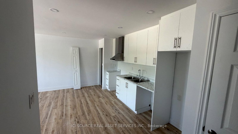 6 - 2 Queen Street S