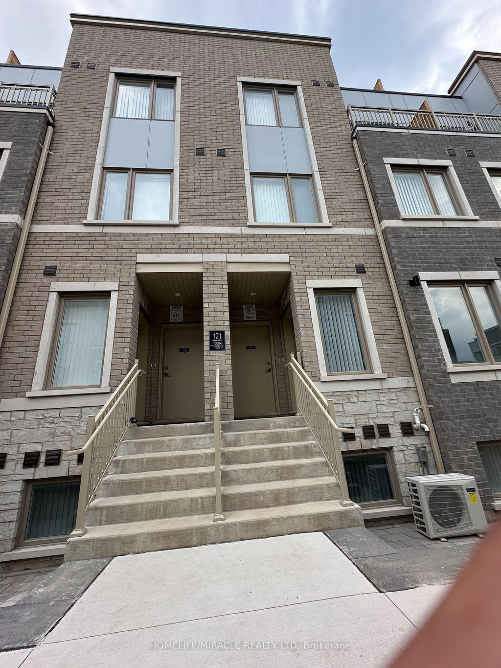 240 - 121 Honeycrisp Crescent