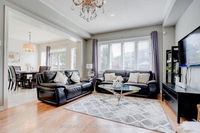 160 Ken Laushway Avenue • Whitchurch-Stouffville, ON photo 8
