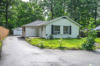 Detached House for sale at 3923 Algonquin Avenue, Innisfil, Ontario, L9S 2M3 - Rural Innisfil - MLS: N13616306