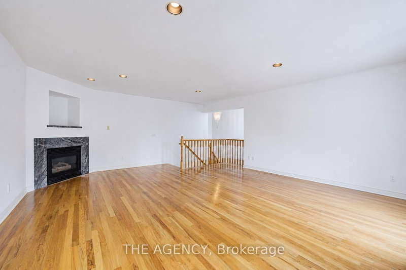 68 Townsgate Dr photo 4