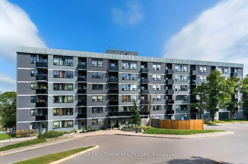 606 - 147 Wellington Street W